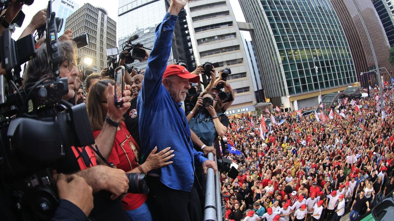 Multidão em ato de campanha de Flávio Dino e Lula nas principais cidades brasileiras