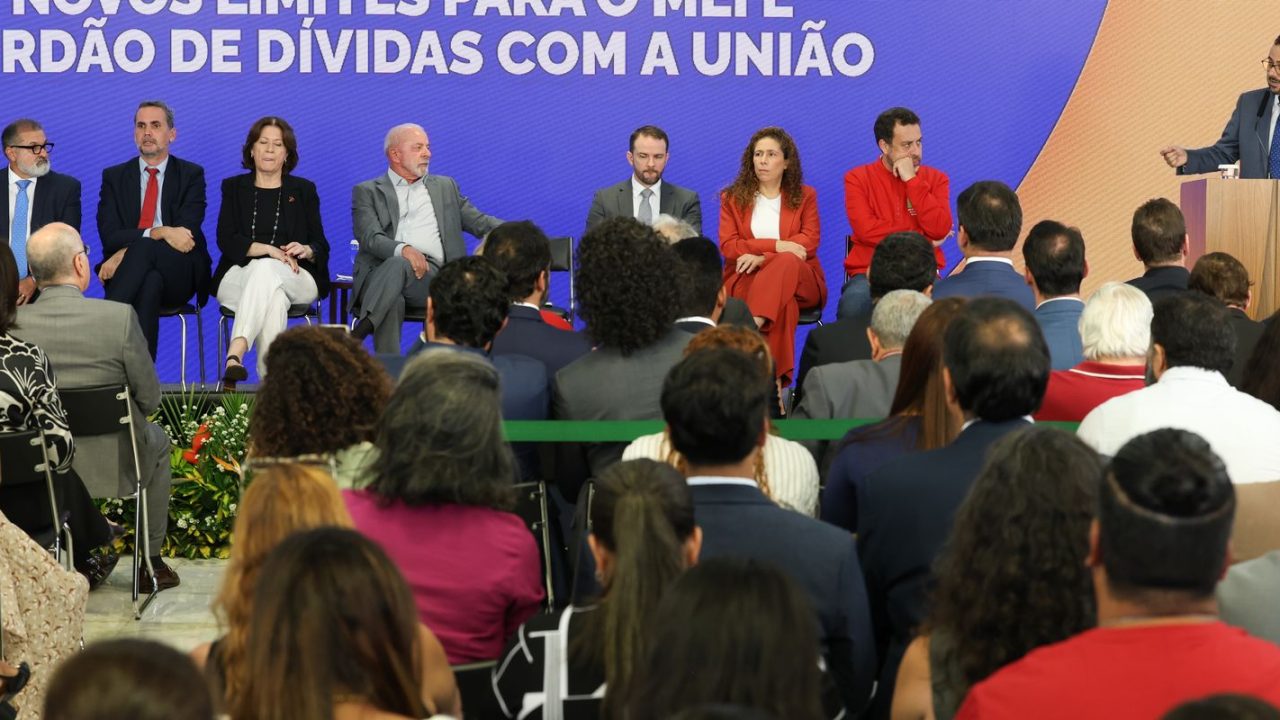 Flávio Bolsonaro e Lula em evento de propostas; jogadores do Palmeiras celebrando vitória nos pênaltis