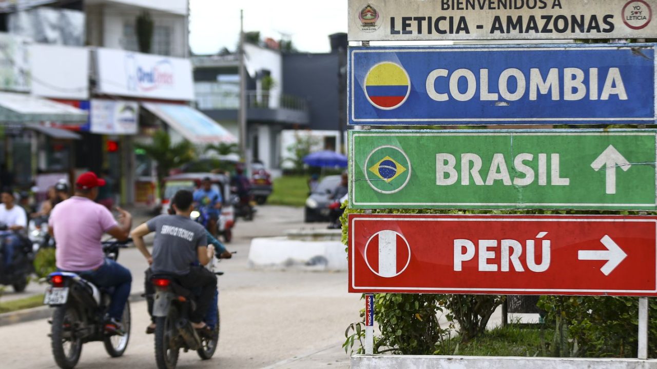 Agentes da Força Nacional em patrulha na fronteira de Tabatinga, Amazonas