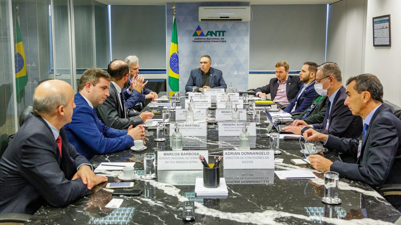 Pórtico de pedágio eletrônico (free flow) com sensores e câmeras na rodovia