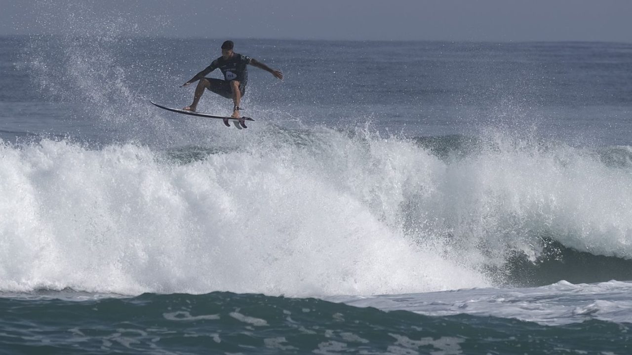 Gabriel Medina em ação durante a final da etapa de Peniche, Portugal