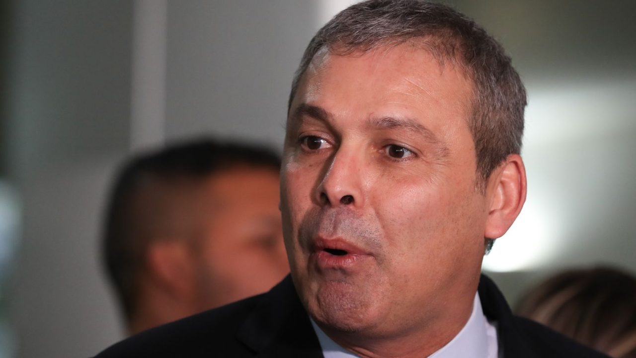 Ministro Gilmar Mendes assinando decisão no STF