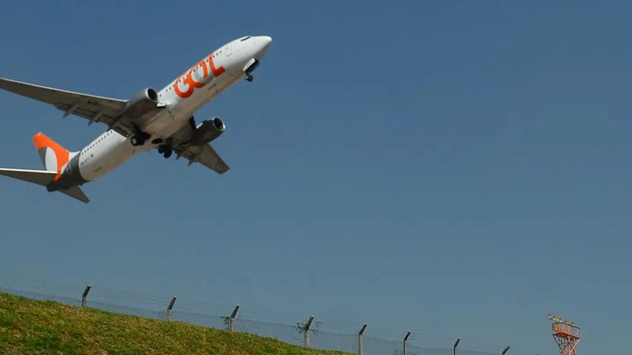 Avião da Gol no Aeroporto Salgado Filho, em Porto Alegre