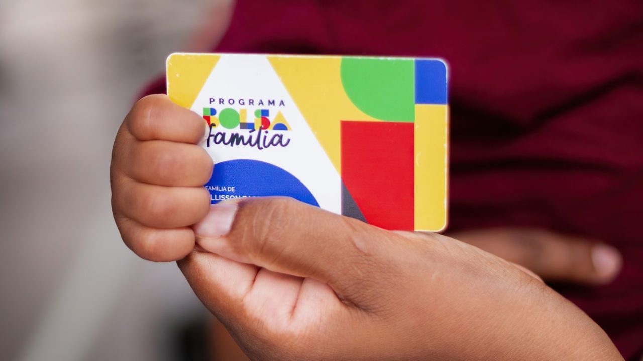 Porta‑voz da Secom em coletiva sobre notícias falsas nos programas sociais