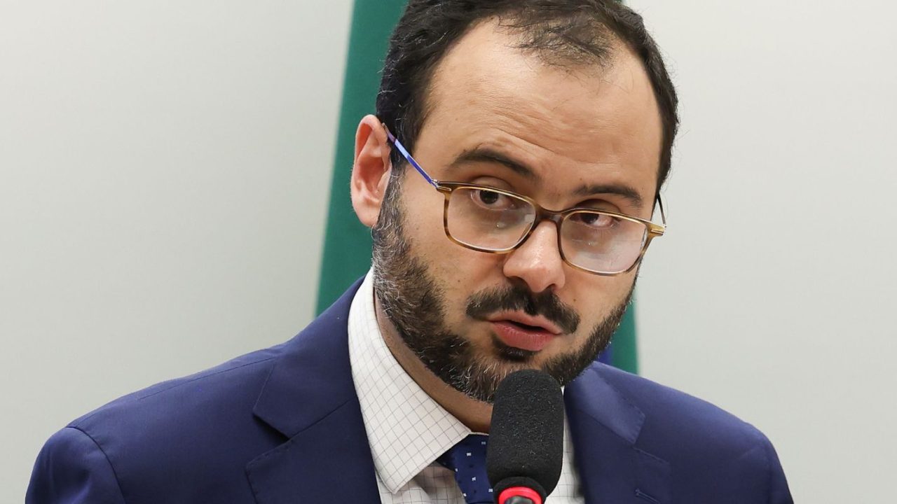 Ministro Paulo Henrique Pereira anunciando perdão de dívidas a microempreendedores individuais