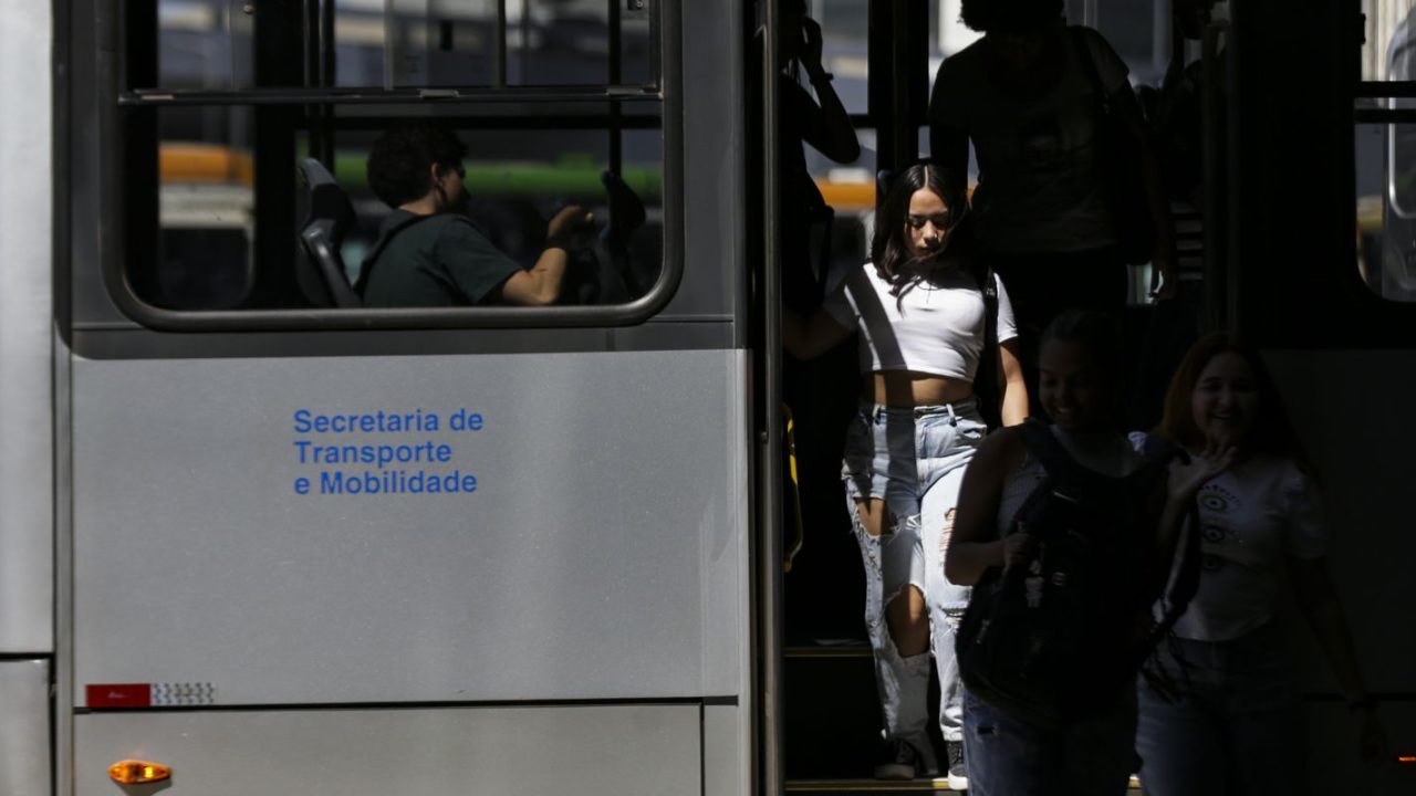 Presidente Lula discursando no Palácio do Planalto sobre gratuidade do transporte público