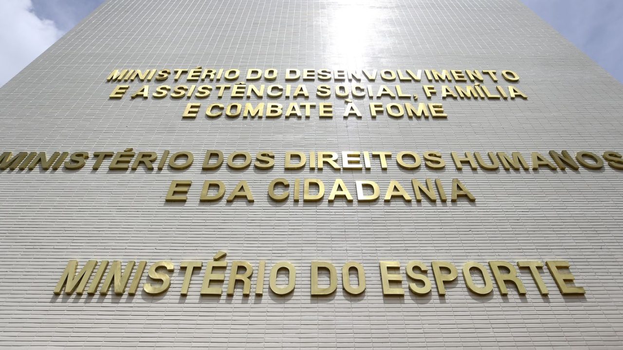 Funcionário do Ministério do Desenvolvimento e Assistência Social anunciando a unificação dos pagamentos do Bolsa Família
