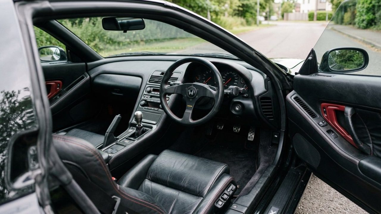 Honda NSX vermelho usado por Ayrton Senna, exibido em leilão em Londres