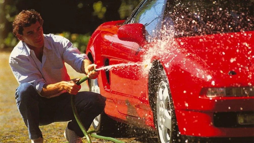 Ayrton Senna lavando seu Honda NSX