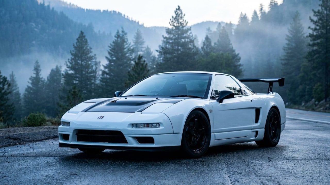 Honda NSX vermelho usado por Ayrton Senna, exibido em foto histórica