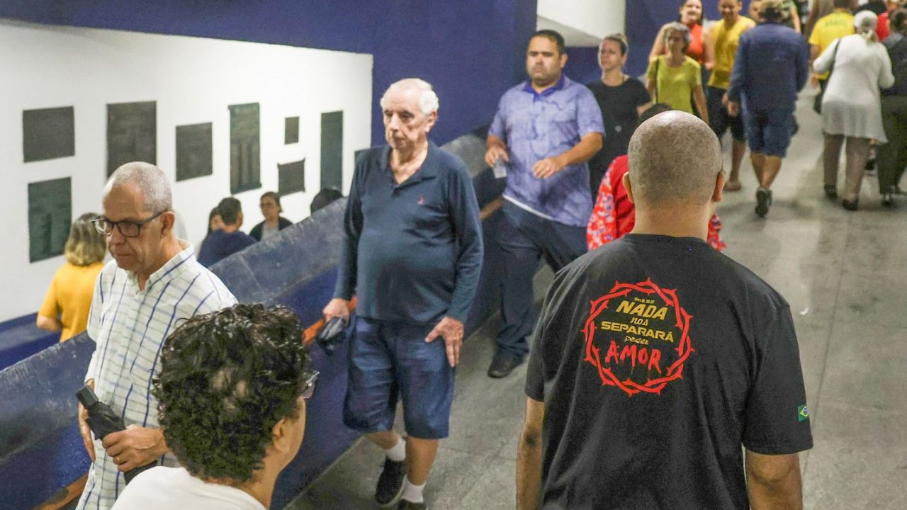 Idoso de 81 anos votando na seção eleitoral do Instituto São João Batista, no Méier, Rio de Janeiro