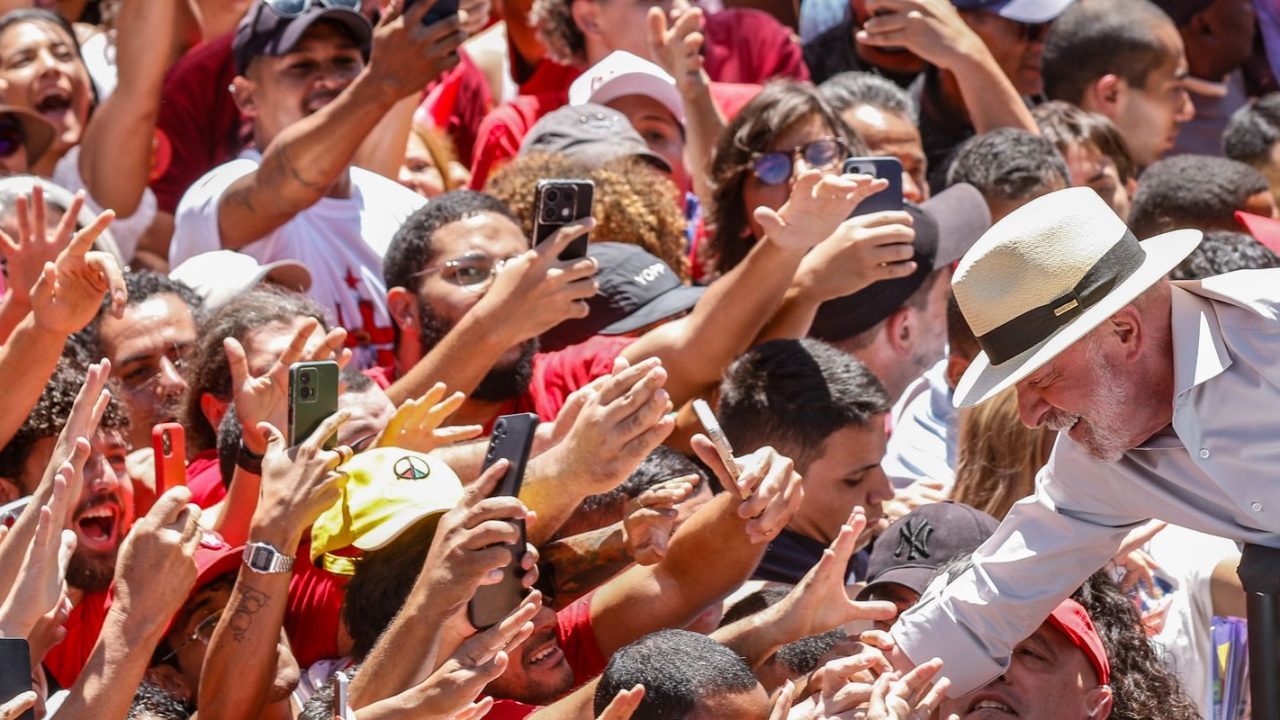 Montagem de tela de portal G1 com foto de Lula e título falso
