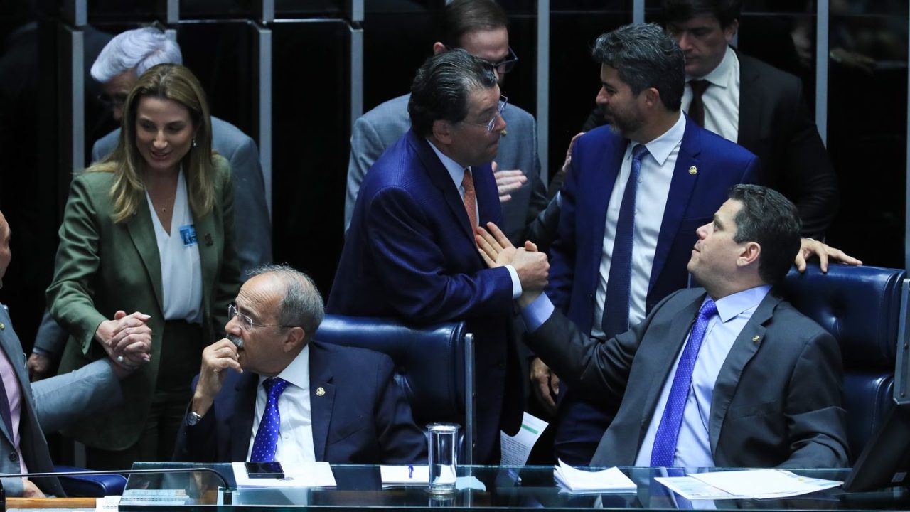 Ministro da Fazenda Dario Durigan anunciando o Imposto Seletivo