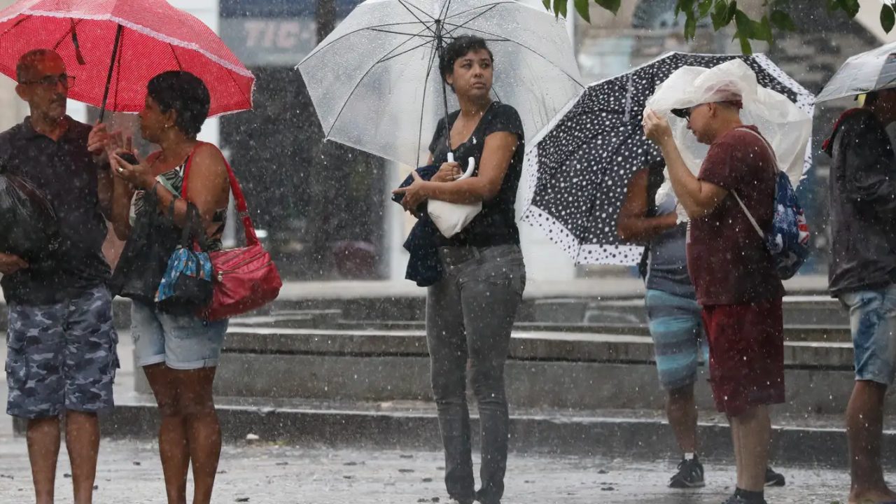 Mapa do Brasil com áreas de alerta de chuvas intensas emitido pelo Inmet