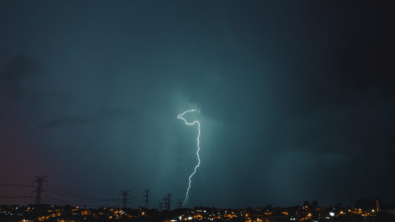 Painel de alerta laranja do Inmet mostrando risco de tempestade em Belo Horizonte