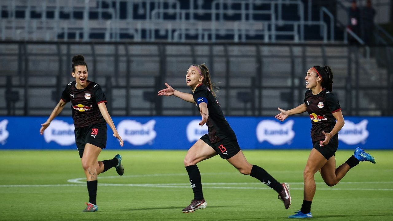 Jogadoras do Internacional e Red Bull Bragantino comemorando classificação