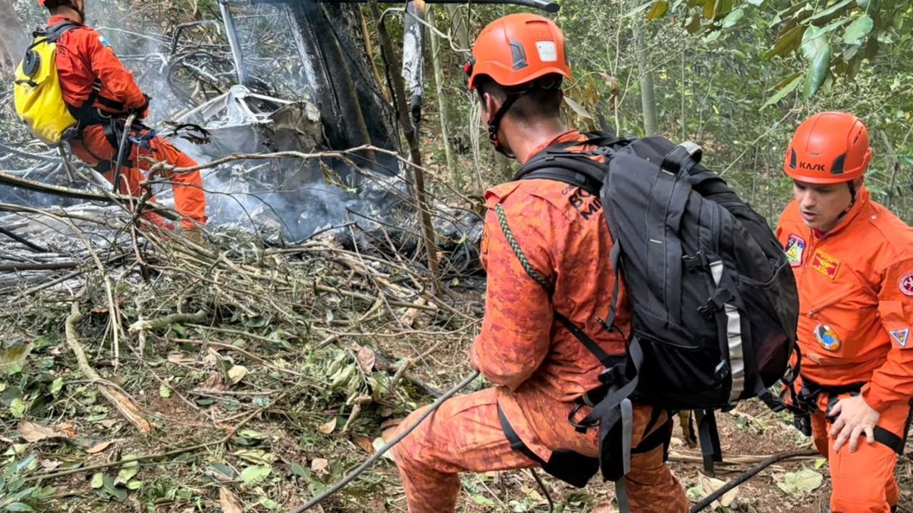 Helicóptero da Voos Rio Panorâmico sobrevoando a Floresta da Tijuca antes da queda