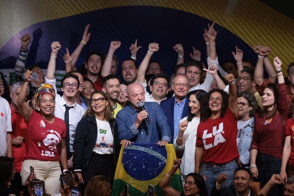 Rosa Amorim, com blusa vermelha onde se lê "Lula".
