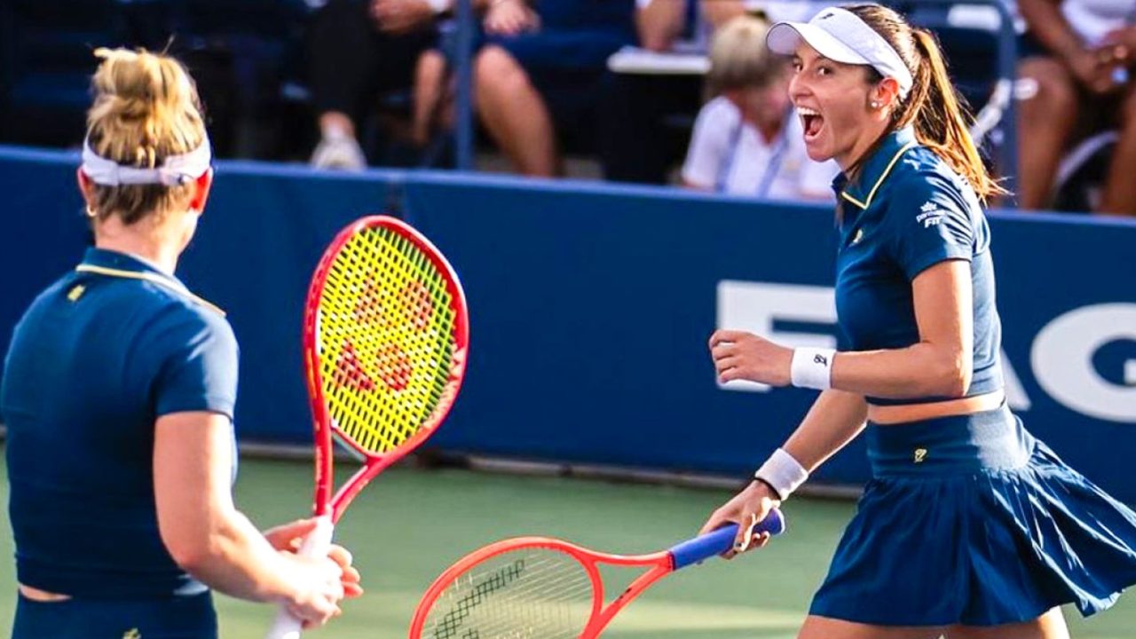Luísa Stefani e Karolína Dabrowski comemorando vitória na quadra dura de Wuhan