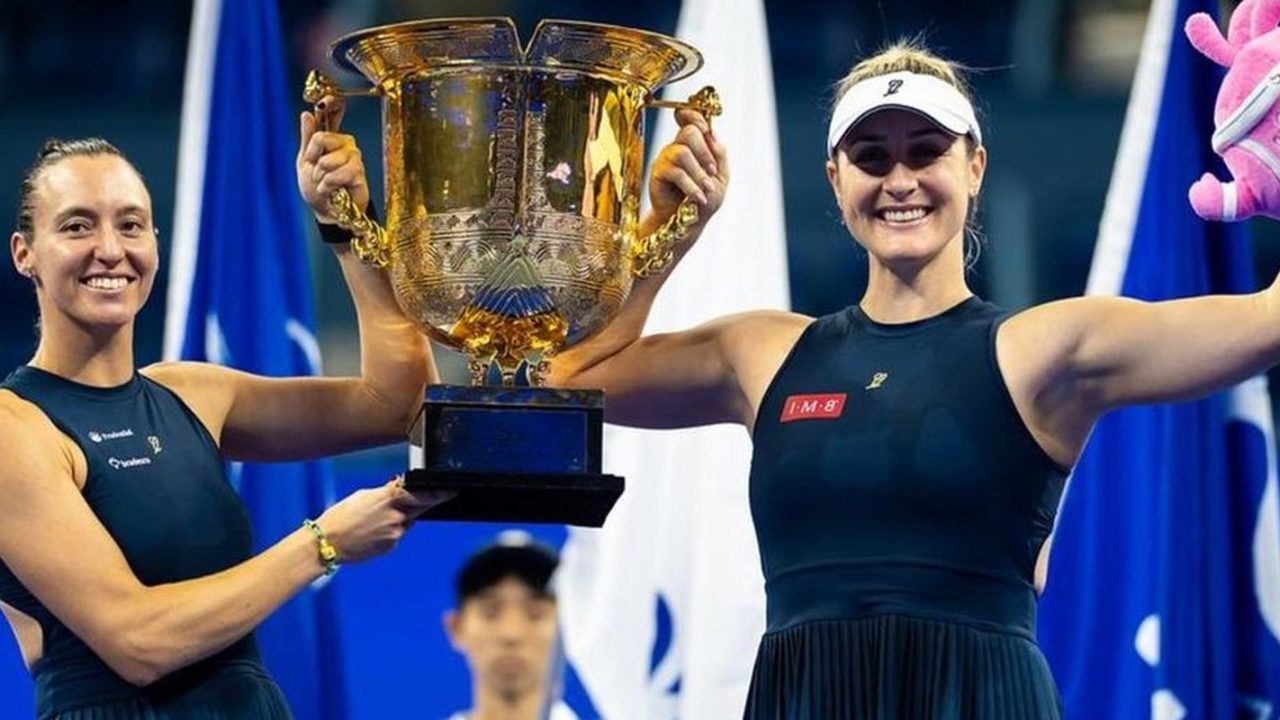 Luisa Stefani e Gabriela Dabrowski comemorando o título no WTA 1000 de Pequim