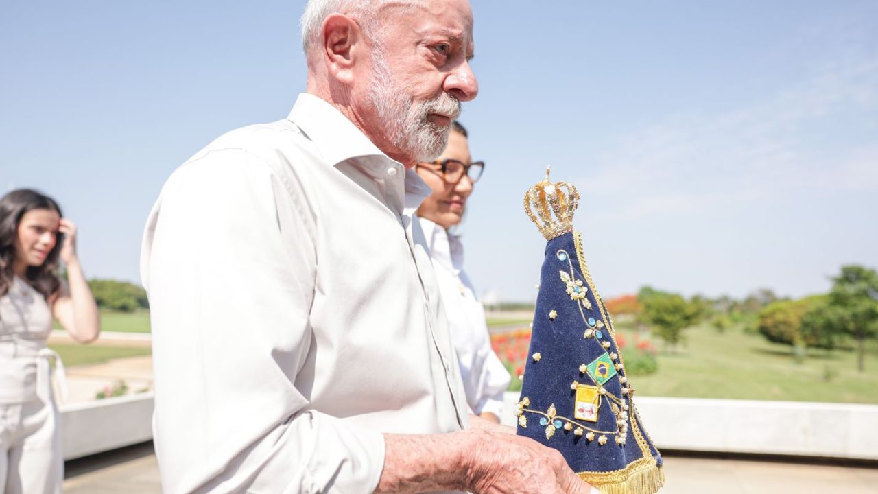 Presidente Lula ao lado de crianças em visita à Basílica de Nossa Senhora Aparecida
