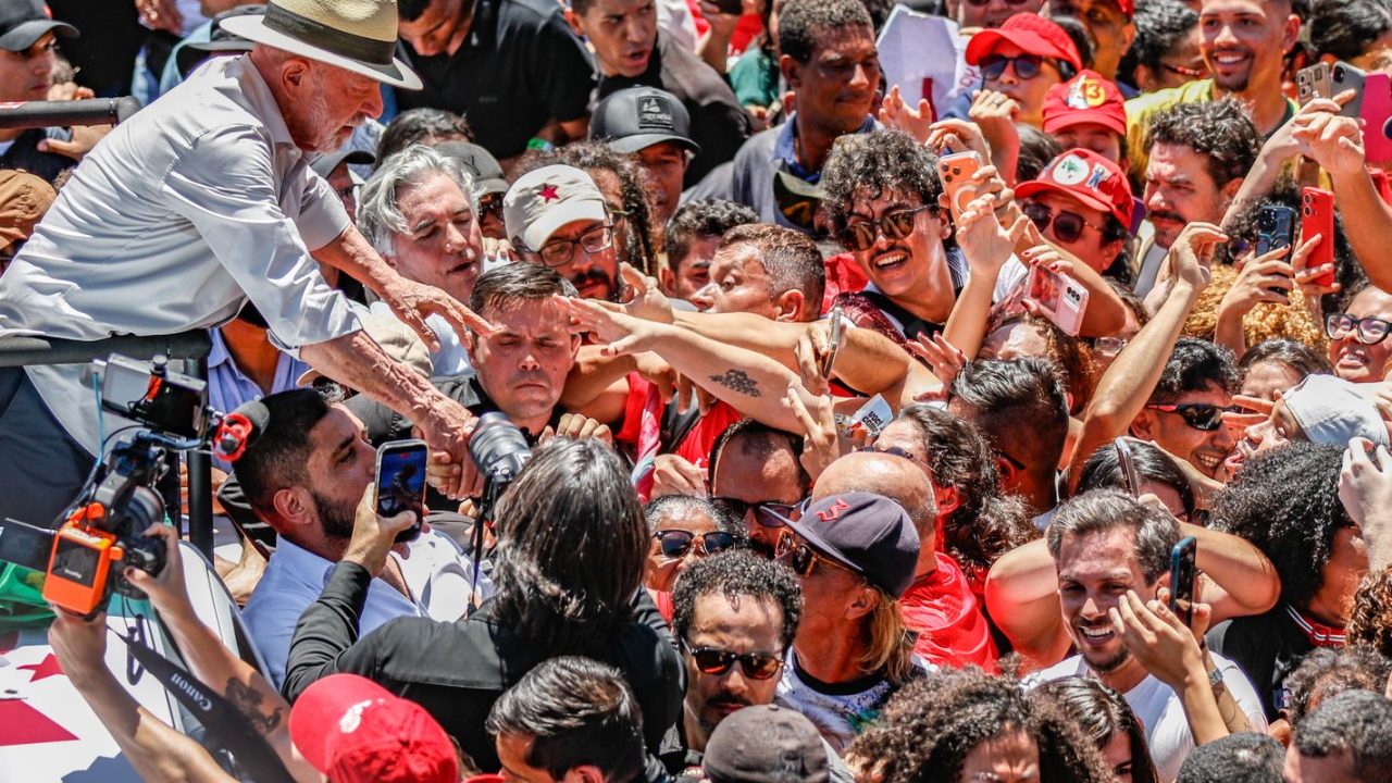 Lula discursando em ato de campanha em Ceilândia, acompanhado de Janja e lideranças locais