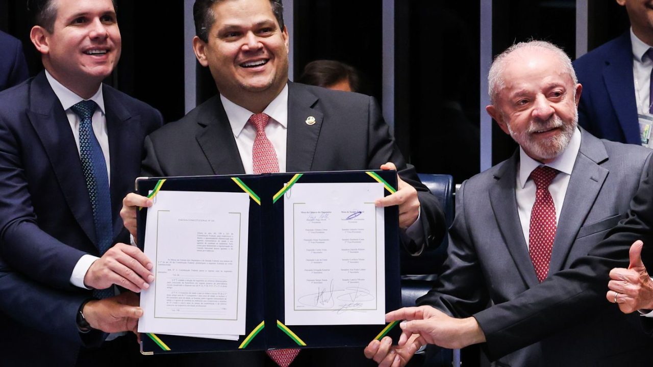 Presidente Lula discursando sobre a nova jornada de trabalho de 40 horas semanais