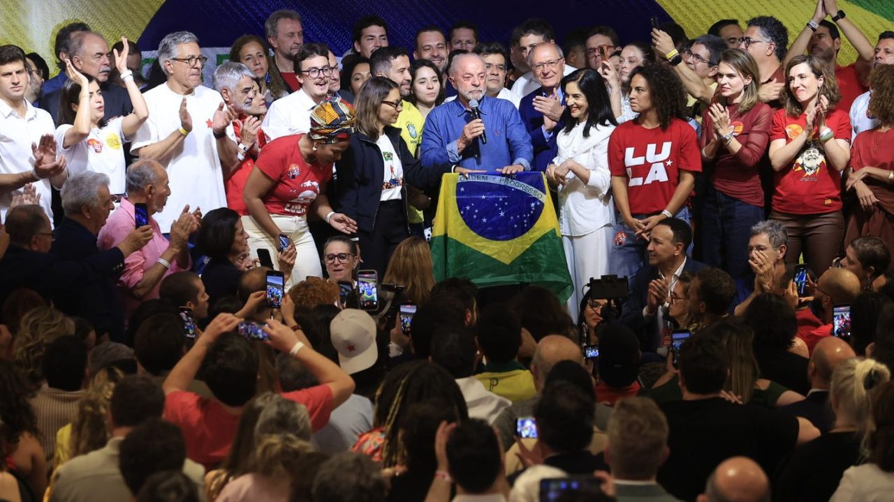 Lula discursando em auditório do hotel InterContinental, em São Paulo