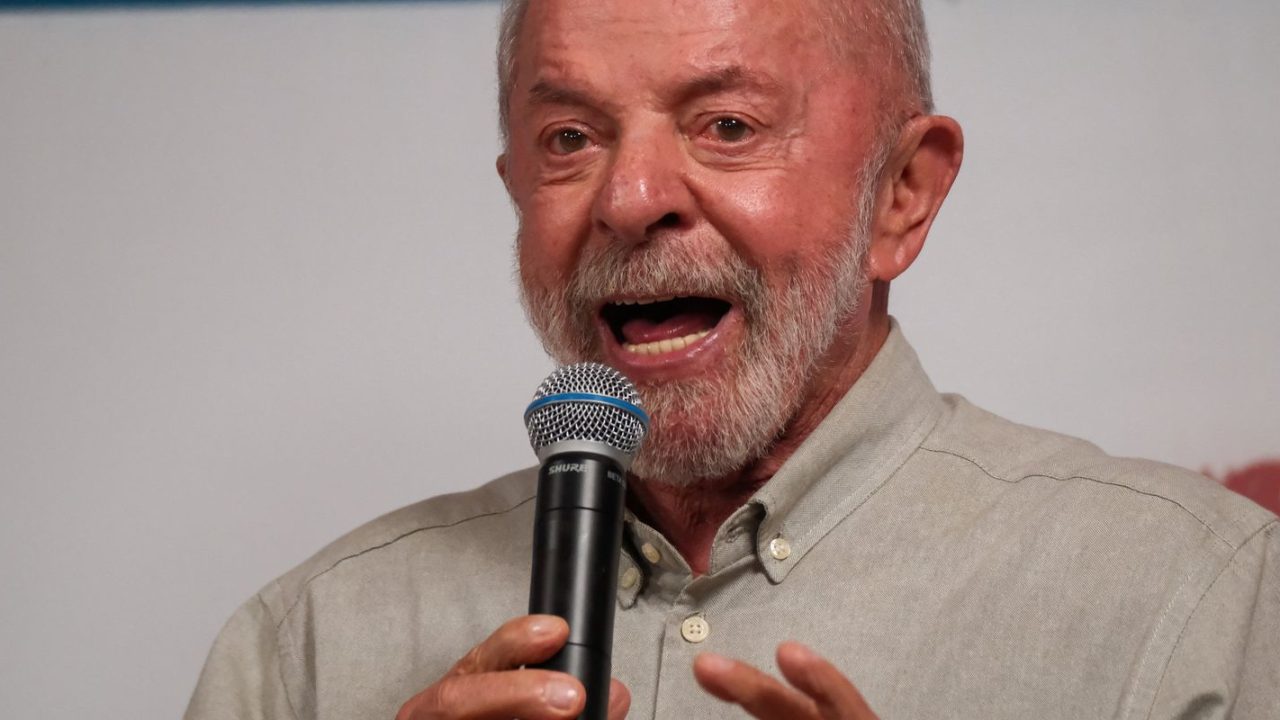 Luiz Inácio Lula da Silva anunciando programa de apoio financeiro a universitários