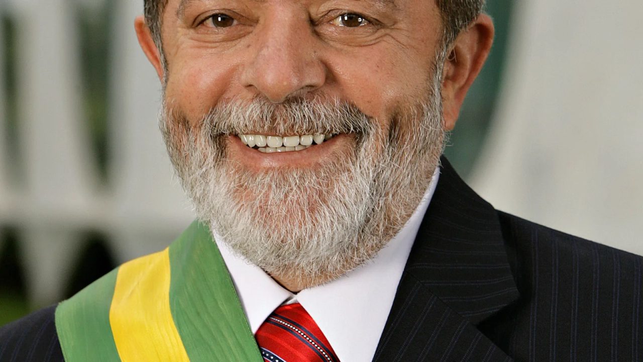 Luiz Inácio Lula da Silva discursando em campanha eleitoral