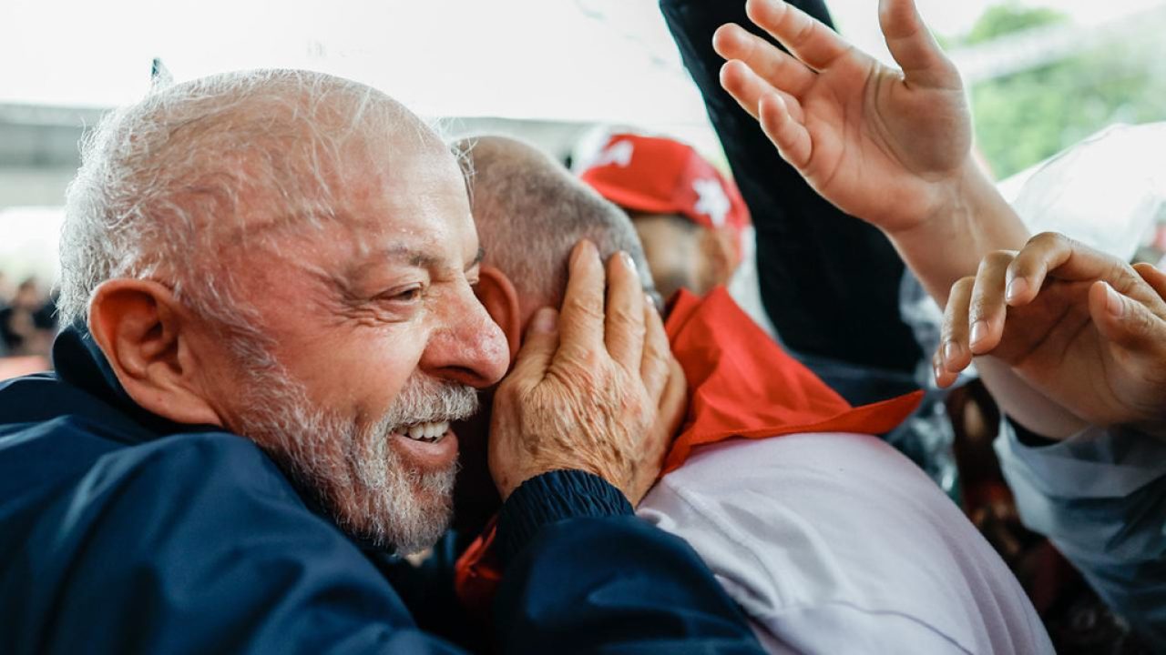 Lula da Silva discursando em comício de campanha