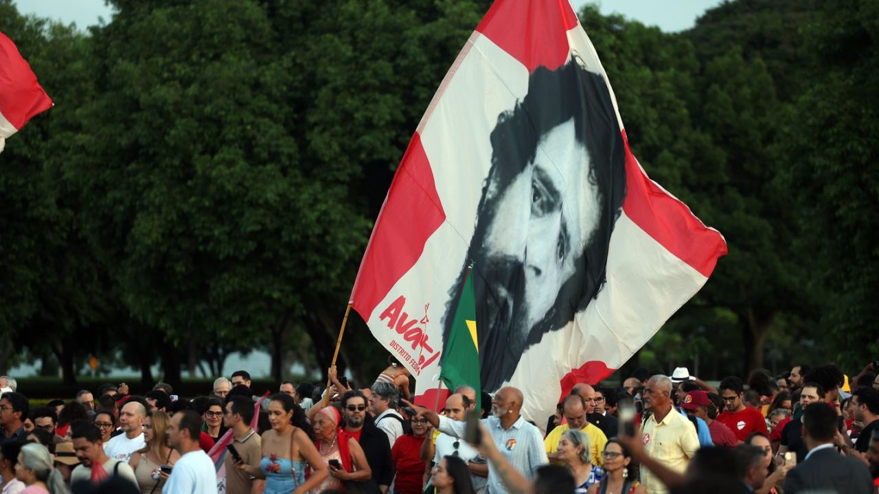 Presidente Lula rodeado de eleitores idosos comemorando seu aniversário no Palácio da Alvorada