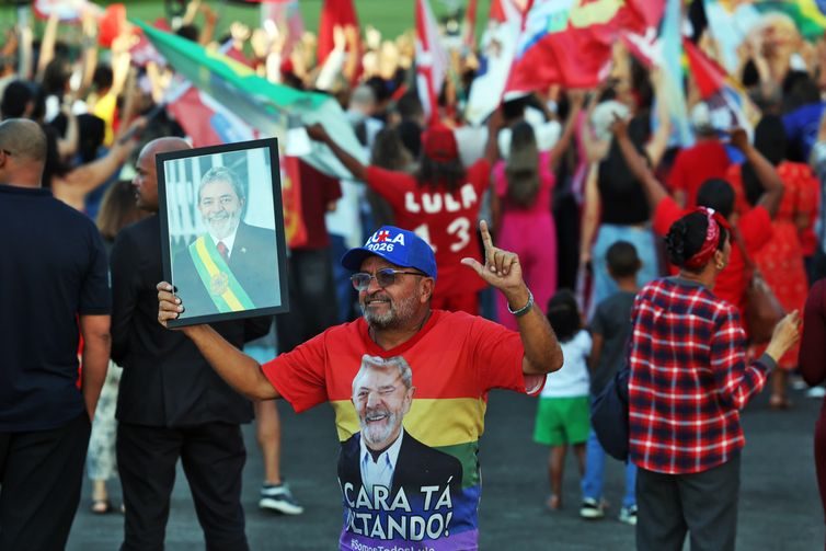 Brasília (DF), 27/10/2026 - Eleitores participam da festa de aniversário do presidente da República reeleito, Luiz Inácio Lula da Silva, em frente ao Palácio da Alvorada.