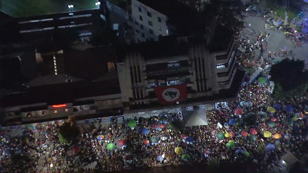 Apoiadores de Lula comemoram reeleição em Belo Horizonte