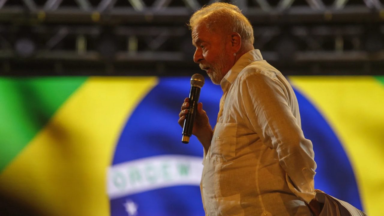 Lula discursando na Avenida Paulista durante último ato de campanha