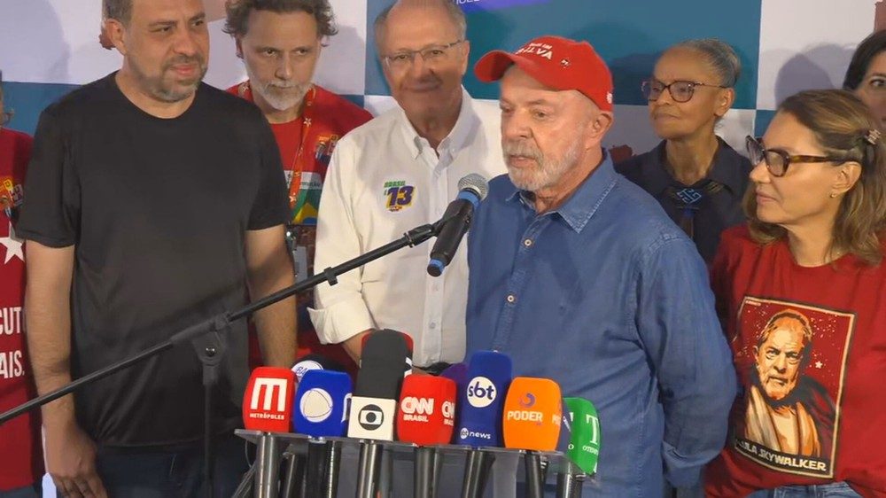 O presidente Lula ao chegar ao último ato da campanha, na Avenida Paulista