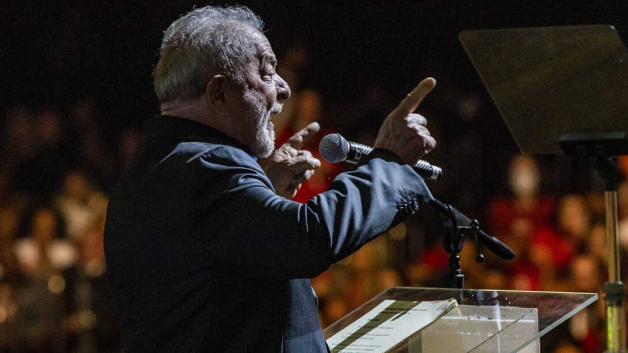 Luiz Inácio Lula da Silva segurando carta dirigida a famílias evangélicas