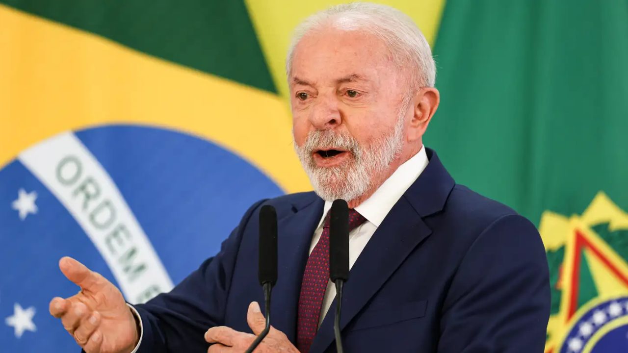 Luiz Inácio Lula da Silva sendo entrevistado por Renata Lo Prete