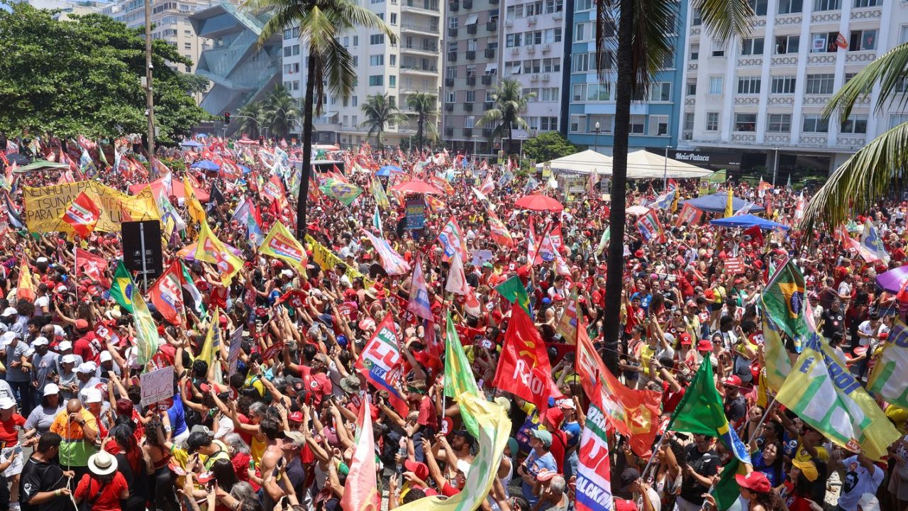 Multidão de apoiadores nas ruas de Copacabana, Rio de Janeiro, durante ato de campanha
