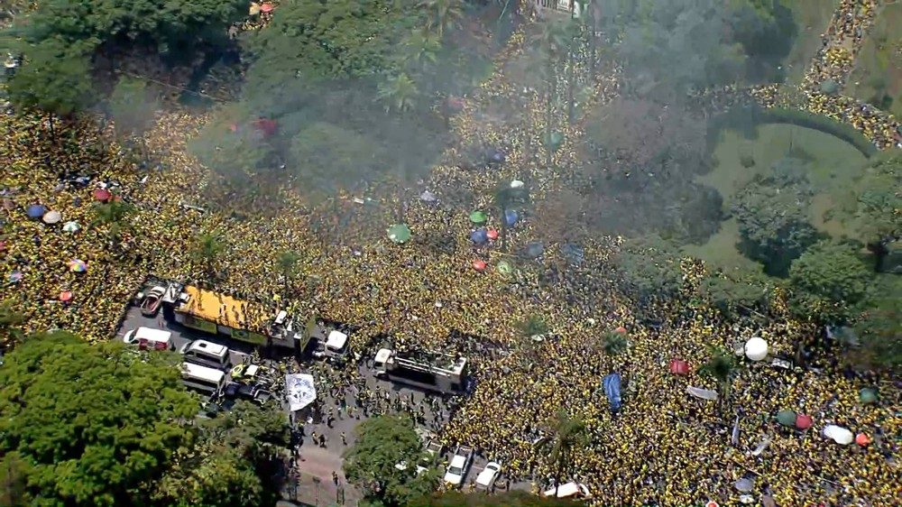 Ato com Flávio Bolsonaro (PL) reúne multidão na Praça da Liberdade, em Belo Horizonte, neste sábado (24)