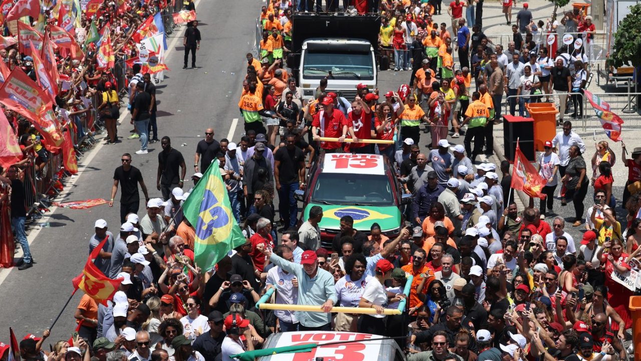 Lula na orla de Copacabana e Flávio Bolsonaro em reunião em Belo Horizonte