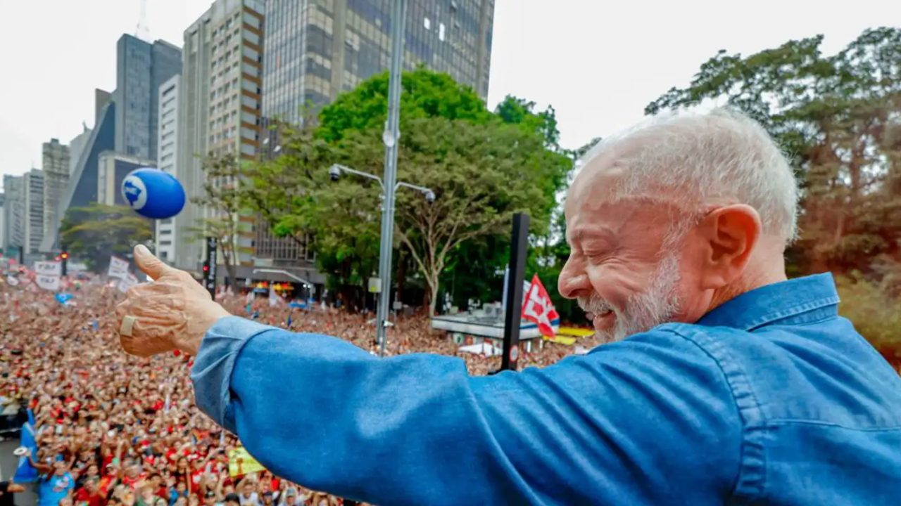 Lula discursando em carro de som na Avenida Paulista durante a Marcha Pela Democracia