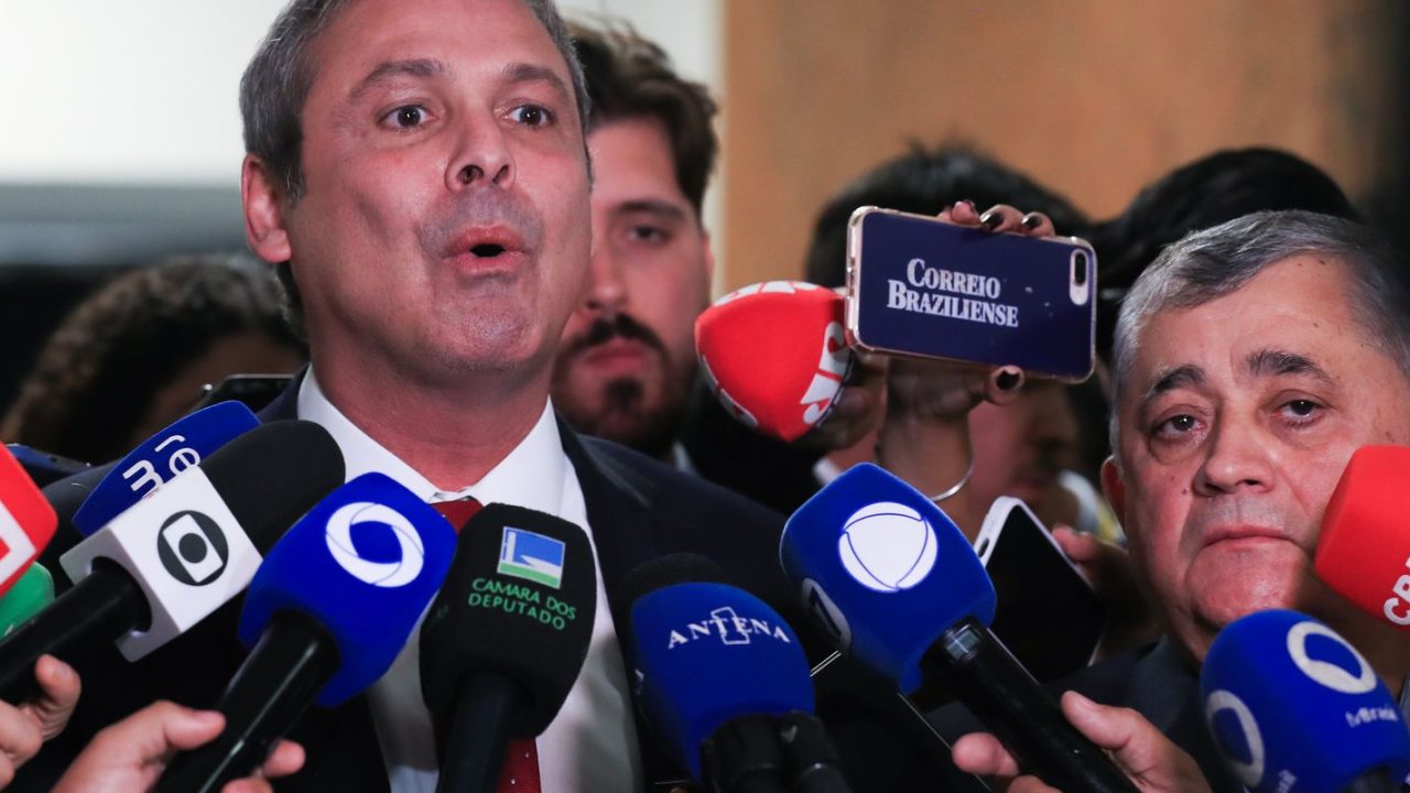 Flávio Bolsonaro em visita ao pai, ao lado do ministro José Guimarães