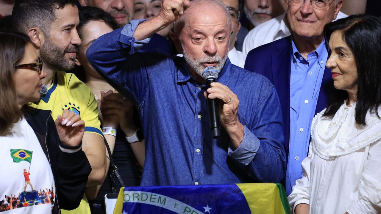 Presidente Luiz Inácio Lula da Silva falando em discurso em São Paulo