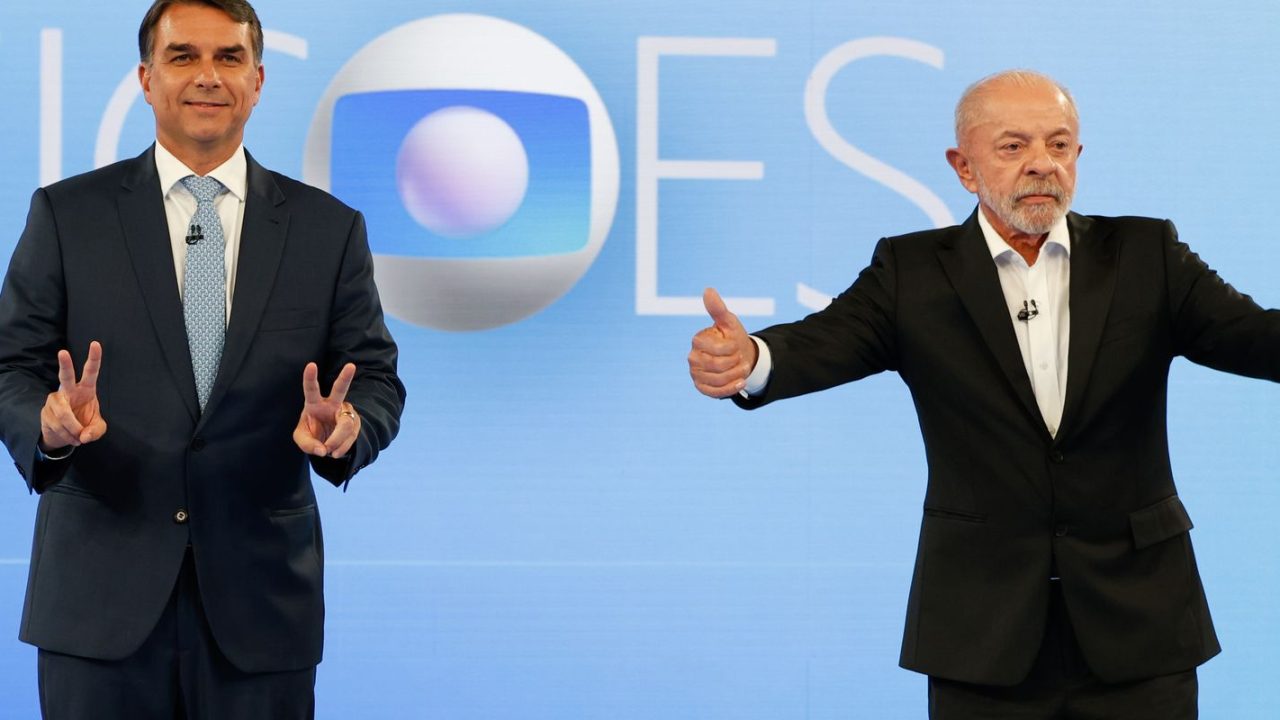 Luiz Inácio Lula da Silva e Flávio Bolsonaro debatendo ao vivo na TV Globo
