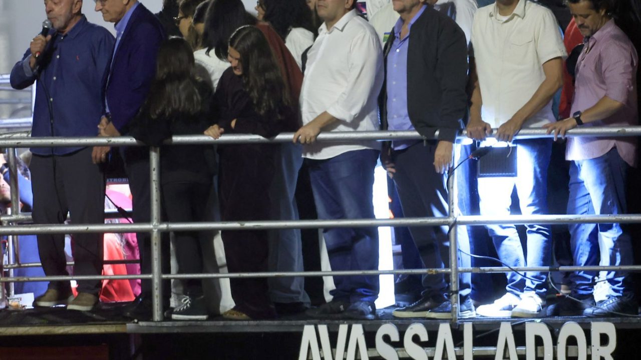Luiz Inácio Lula da Silva celebrando a reeleição, cercado por memes nas redes sociais