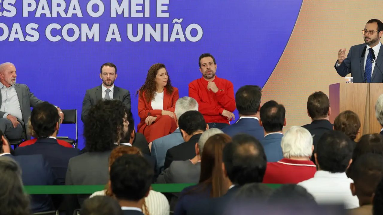 Presidente Lula assinando lei que perdoa dívidas e aumenta limite de faturamento do MEI