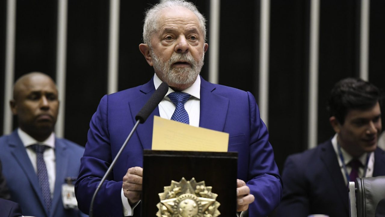 Lula e Flávio Bolsonaro nas urnas do segundo turno da eleição presidencial de 2022