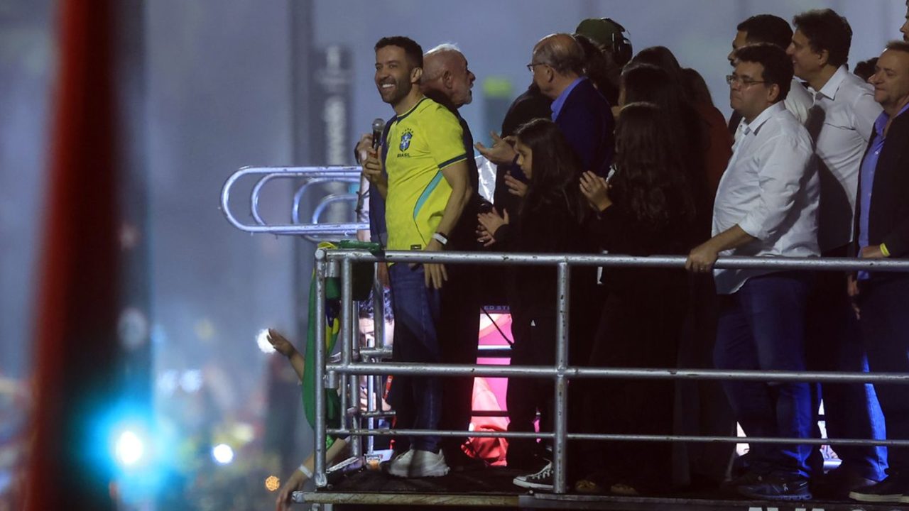 Luiz Inácio Lula da Silva e Flávio Bolsonaro nas urnas da eleição presidencial de 2026
