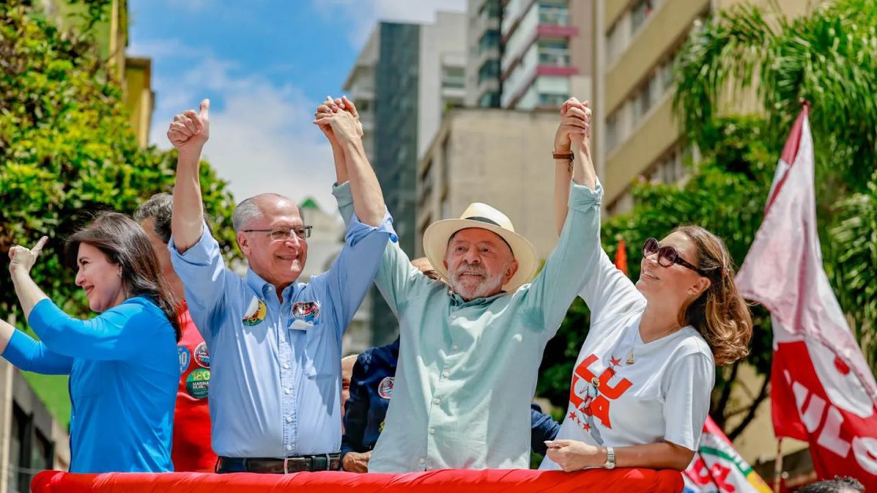 Lula discursando na Avenida Paulista com manifestantes ao fundo enquanto o Hino da Independência toca